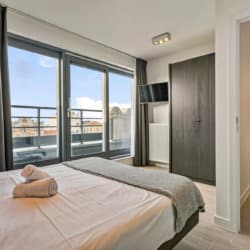 lit double avec armoire dans un appartement bbf avec services