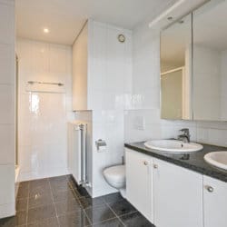 salle de bains dans un appartement avec services d'une chambre à coucher, avec lavabo à deux bacs