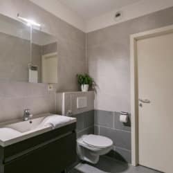 serviced apartment bathroom with cleaning services