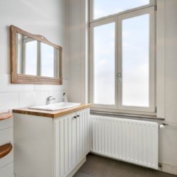 badkamer met linnen voorzien in serviced apartment brussels