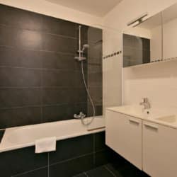 salle de bain avec baignoire dans l'appartement du bbf dans la résidence waterview