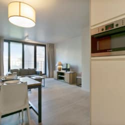 cuisine et salle à manger spacieuses d'une chambre avec nettoyage bi-hebdomadaire à etterbeek