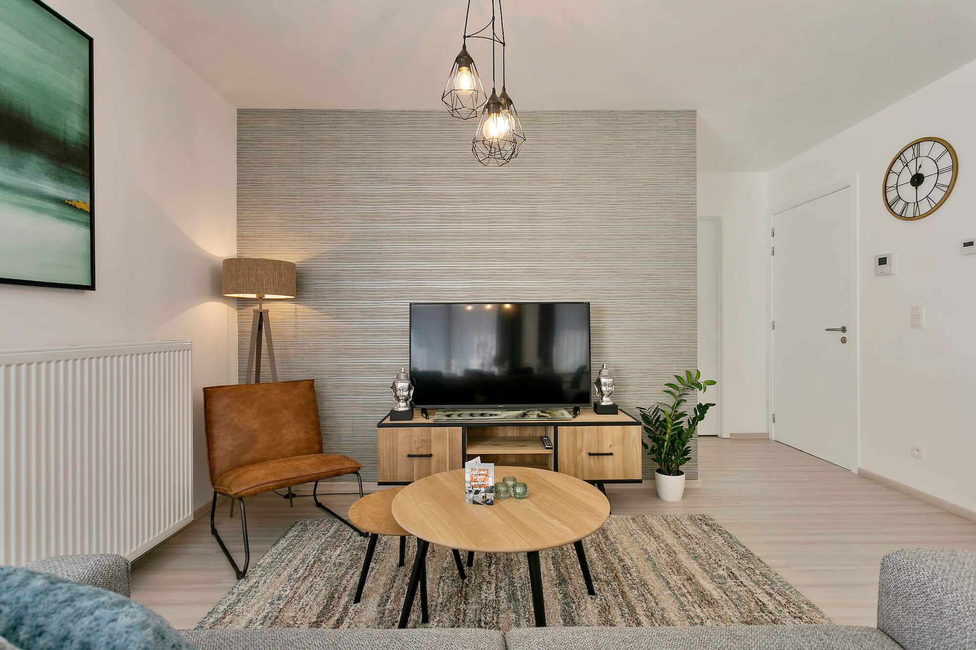 b-square appartement de deux chambres avec mobilier moderne et télévision par câble