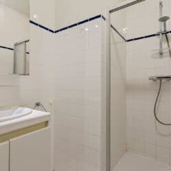 badkamer met douche en linnengoed in brusselse stad