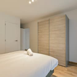 winxx appartement à deux chambres lit double avec armoire et salle de bain attenante