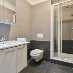 woonkamer van onderhouden studioappartement met badkamer met douche en tweewekelijkse schoonmaakbeurt