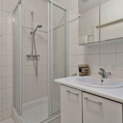 salle de bain avec linge de maison et nettoyage bimensuel avec douche dans l'appartement avec services bbf