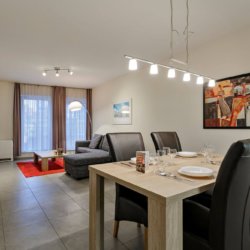 spacieux espace de vie et de repas dans un appartement meublé d'une chambre à coucher situé entre la Commission européenne et le centre-ville de Bruxelles.