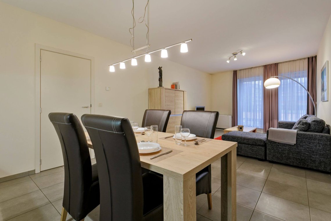 moderne eettafel voor vier personen in gemeubileerd bbf-appartement met één slaapkamer