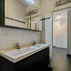 vue sur manhattan, appartement de deux chambres à coucher, salle de bain à double lavabo