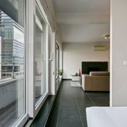 appartement de deux chambres avec vue sur Manhattan et éclairage complet par la fenêtre