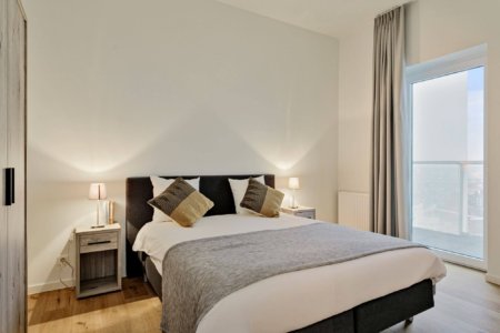 ruime slaapkamer met tweepersoonsbed in bbf serviced apartment antwerp