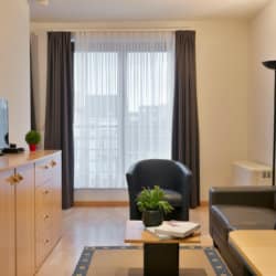 furnished apartmnt with cable television opposite cinquantenaire park