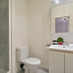 badkamer in een bbf service-appartement met linnengoed en schoonmaak inbegrepen