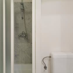 badkamer met douche in bbf appartement met beddengoed en schoonmaak inbegrepen