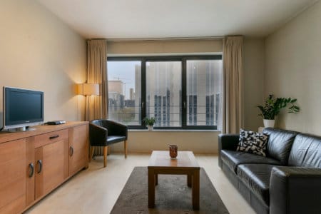 ruime woonkamer in studio appartement nabij brussels world trade centre