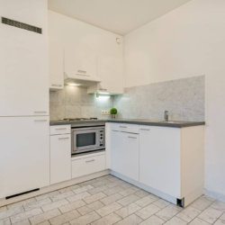 fully equipped kitchen in serviced apartment in sablon brussels