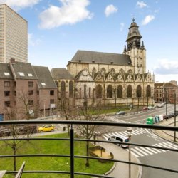 uitzicht op de kerk in de Zavel van Brussel vanuit een gemeubileerd appartement met één slaapkamer