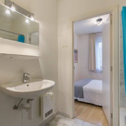 ensuite badkamer in gemeubileerd één slaapkamer appartement sablon brussel