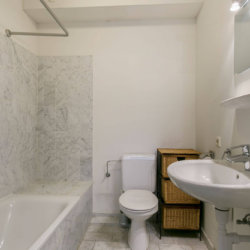 salle de bain attenante dans un appartement meublé d'une chambre sablon bruxelles