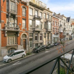 Balkonzicht van het service-appartement met twee slaapkamers in de Europese wijk