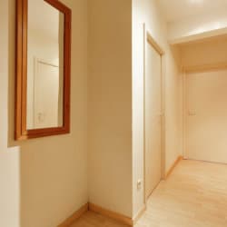 hall d'entrée d'un spacieux appartement de deux chambres à coucher avec services à etterbeek
