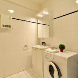 machine à laver et salle de bain avec baignoire dans l'appartement du bbf à etterbeek