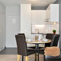 appartement d'une chambre avec cuisine entièrement équipée dans le quartier européen