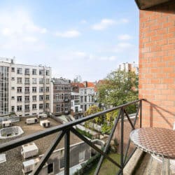 vue du balcon d'un appartement meublé d'une chambre à coucher dans le quartier européen de bruxelles