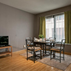 table de salle à manger avec télévision par câble dans l'appartement meublé bbf