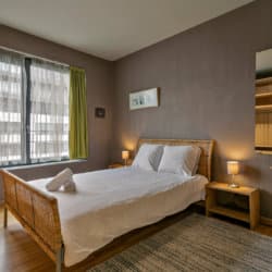 lit double avec nettoyage et linge de maison dans un appartement d'une chambre avec service