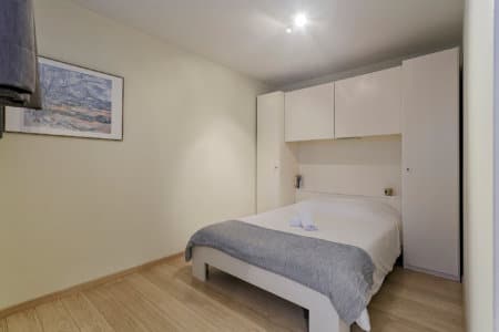 tweepersoonsbed met opbergruimte in een bbf ingericht appartement