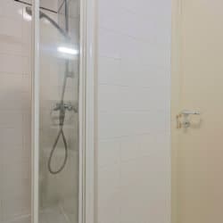 salle de bain avec douche et nettoyage bi-hebdomadaire