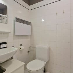 salle de bain avec toilettes et nettoyage bi-hebdomadaire