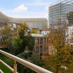 vue du balcon de la commission européenne depuis l'appartement meublé bbf