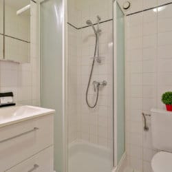salle de bain avec douche dans un appartement meublé bbf