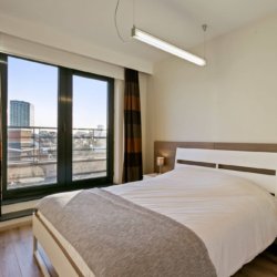 lit double dans un appartement de trois chambres à bruxelles