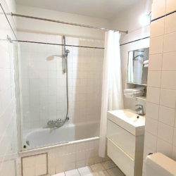 salle de bain avec baignoire dans un appartement avec service de nettoyage bihebdomadaire