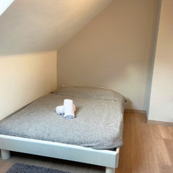 lit double dans un appartement de trois chambres