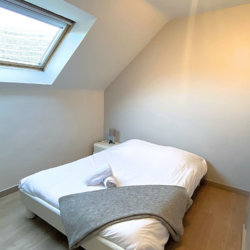 lit double avec armoire dans un appartement meublé dans le quartier européen