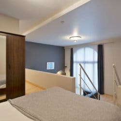 lit double avec armoire dans un appartement de deux chambres
