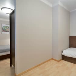 deuxième chambre à coucher avec lit simple dans l'appartement du bbf