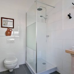 bathroom with shower, linens and bi weekly cleaning in brussels