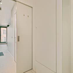 badkamer met douche en tweewekelijkse schoonmaakbeurt in onderhouden bbf appartement