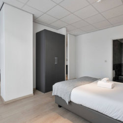 lit double avec espace penderie dans un appartement meublé au centre de Bruxelles
