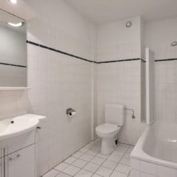 salle de bain dans l'appartement avec services, avec baignoire et douche