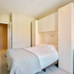 lit double avec rangement dans un appartement avec services de bbf