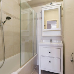 salle de bain attenante avec douche et baignoire