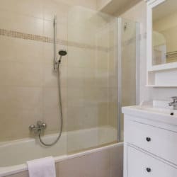 une salle de bain attenante avec douche et baignoire