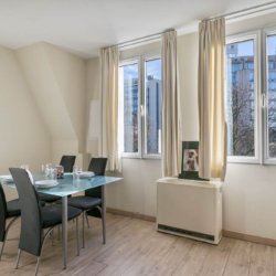 vier persoons eettafel in bbf service appartement in louise brussel